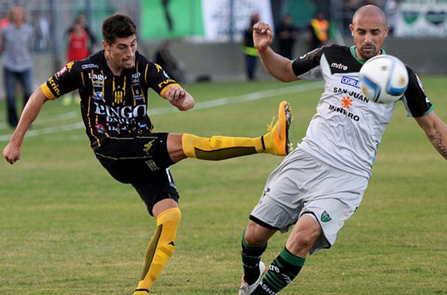 Cambia de camiseta. Amoroso jugó el último año y medio en Olimpo