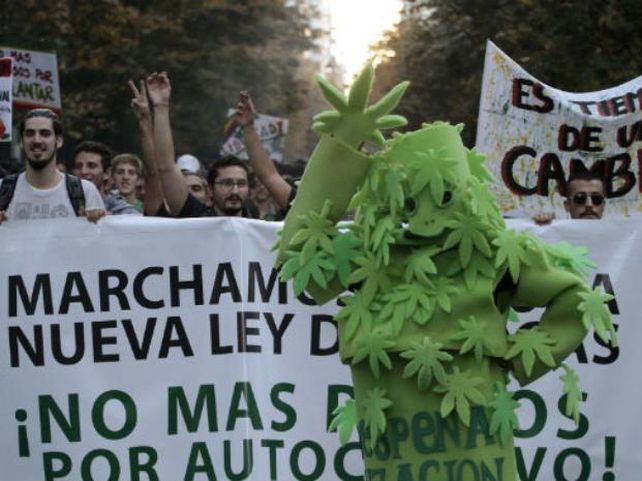 Una de las marchas que se realizaron en Rosario reclamando la despenalización del consumo. (Foto de archivo)
