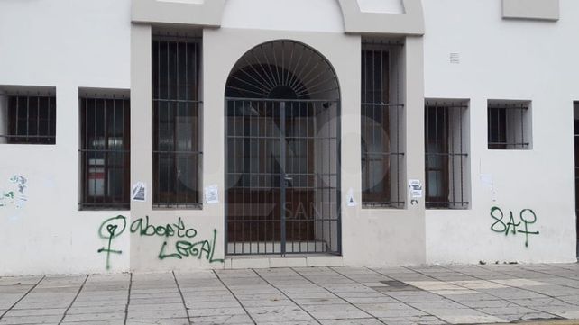 Aparecieron pintadas en una escuela y en la imagen de una virgen