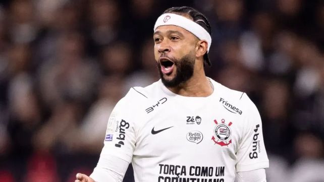 Memphis Depay firmó la renovación de su contrato el martes y esta noche estará en el banco ante Central.