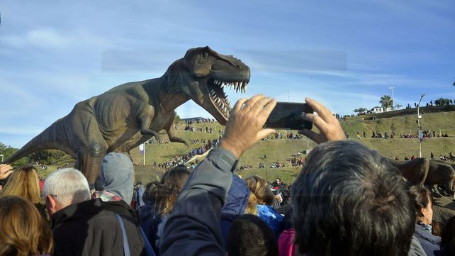Una multitud eligió el feriado para visitar a los dinosaurios
