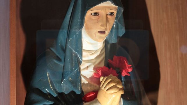 Lágrimas. Aún están marcadas en las mejillas de la figura.&nbsp;