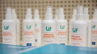Los frascos de repelentes de insectos elaborados por el LIF se entregan en hospitales, centros de salud y Samco