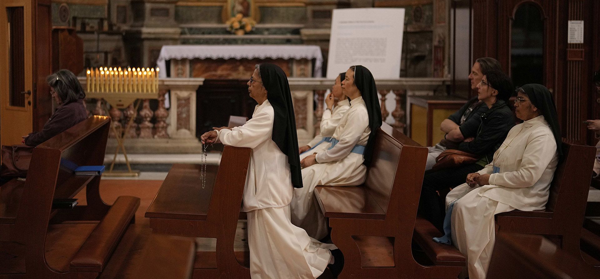Monjas asisten a una misa en memoria del difunto Papa Francisco en la Iglesia de Santo Spirito en Sassia, afuera del Vaticano, el jueves 24 de abril de 2025. (Foto AP/Andreea Alexandru) Monjas asisten a una misa en memoria del difunto Papa Francisco en la Iglesia de Santo Spirito en Sassia, afuera del Vaticano, el jueves 24 de abril de 2025. (Foto AP/Andreea Alexandru)