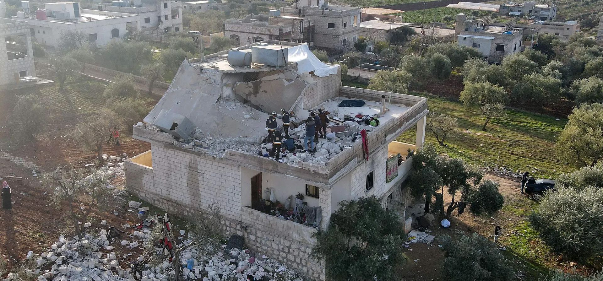 Una casa fue semidestruida por el ataque con drones por parte de EE.UU. contra objetivos terroristas, luego de una redada nocturna de las fuerzas de operaciones especiales contra presuntos yihadistas en el noroeste de Siria que dejó al menos nueve personas muertas, incluidos tres civiles, en Idlib, Siria. 
