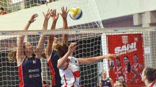 Unión venció a Universitario de Córdoba en San Francisco en sets corridos.