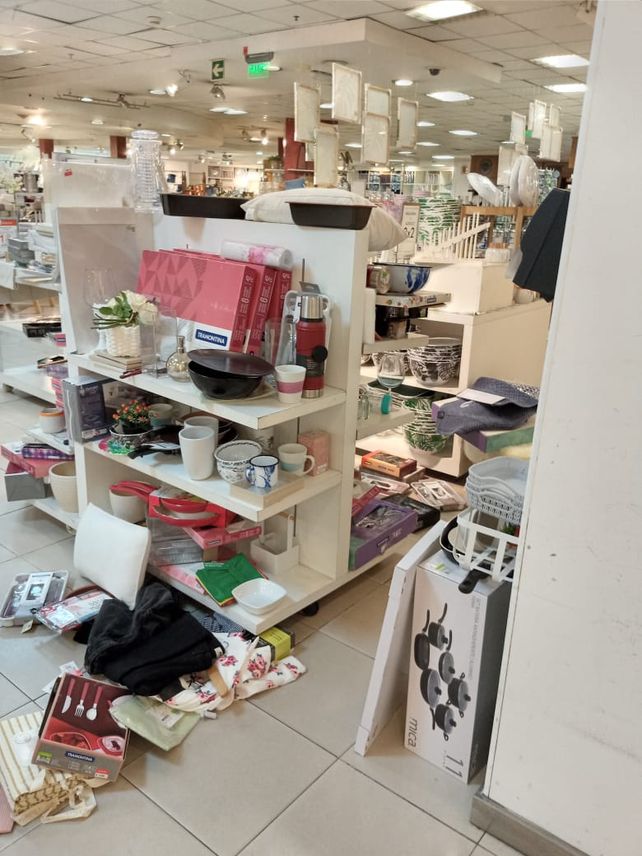 Desaforados por conseguir ofertas en Falabella, tiran mercadería al piso y dejan la tienda hecha un desastre