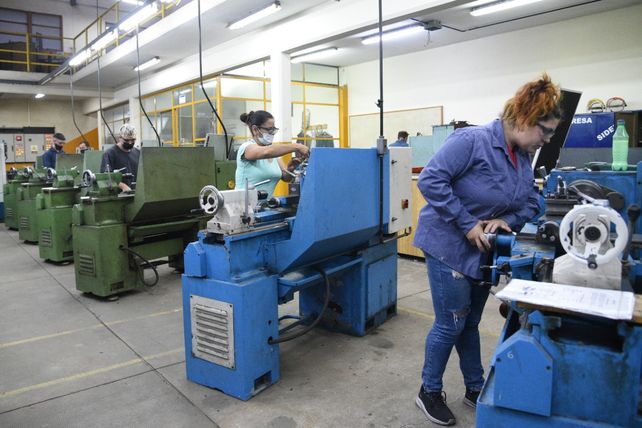 Costo de vida: las dificultades para satisfacer las necesidades básicas ponen en riesgo el desarrollo de las mujeres cada vez más a cargo de hogares cada vez más pobres.