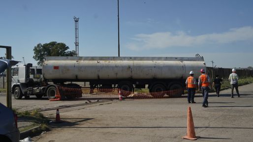 Tragedia en el puerto de Rosario: investigan la muerte de un camionero en la entrada