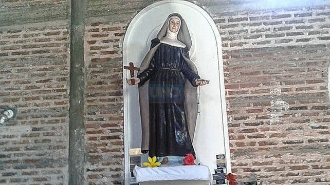 Cada 22. Los devotos se acercan a la capilla para pedir