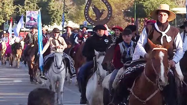 Unos 500 efectivos de las fuerzas de seguridad y actores de la sociedad civil marcharon por la costanera de Gualeguaychú.