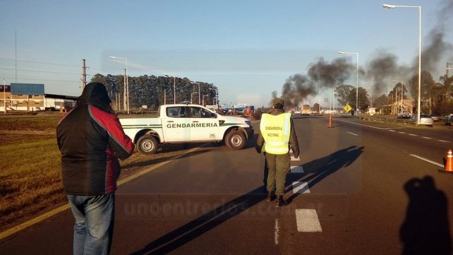 Propietarios de aserraderos de Concordia cortan la Ruta 14