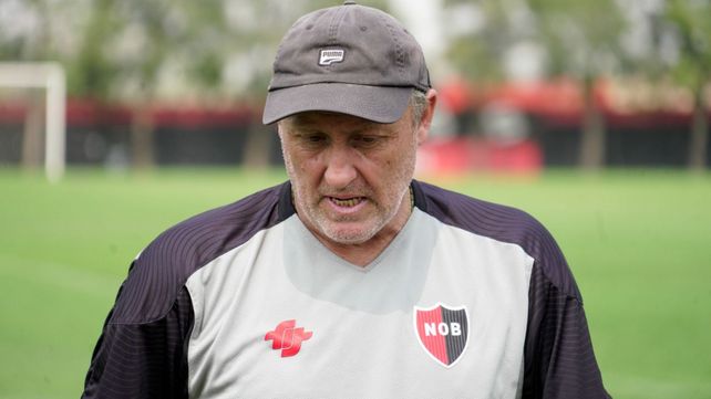 Ricardo Lunari tomó decisiones para su debut en el banco de Newells ante Tigre.