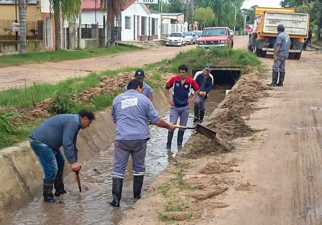 Intensifican los trabajos de desobstrucción y bombeo en Colastiné Norte
