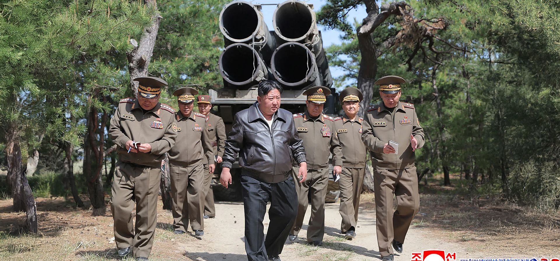 Kim Jong-un inspecciona los sistemas de misiles y artillería de largo alcance del Ejército Popular de Corea en un lugar no revelado, Corea del Norte. Fotografía: KCNA vía KNS/AFP/Getty Images Kim Jong-un inspecciona los sistemas de misiles y artillería de largo alcance del Ejército Popular de Corea en un lugar no revelado, Corea del Norte. Fotografía: KCNA vía KNS/AFP/Getty Images