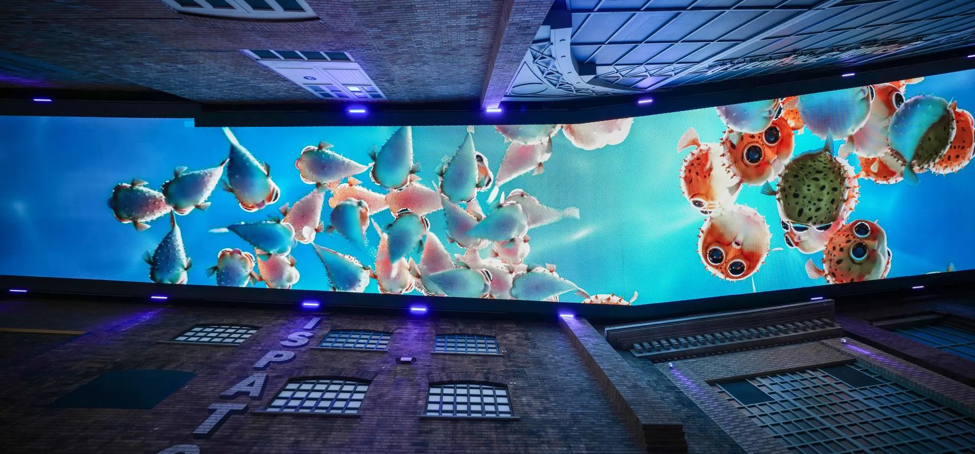 Las animaciones cubren el techo del lugar de entretenimiento Printworks, después de que se instalara una pantalla digital del tamaño de cinco canchas de tenis en una renovación de 21 millones de libras, Manchester, Reino Unido. Fotografía: Christopher Furlong/Getty Images Las animaciones cubren el techo del lugar de entretenimiento Printworks, después de que se instalara una pantalla digital del tamaño de cinco canchas de tenis en una renovación de 21 millones de libras, Manchester, Reino Unido. Fotografía: Christopher Furlong/Getty Images