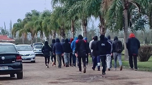 Así ingresaban los barras al predio de Colón el día que apretaron a los jugadores.&nbsp;