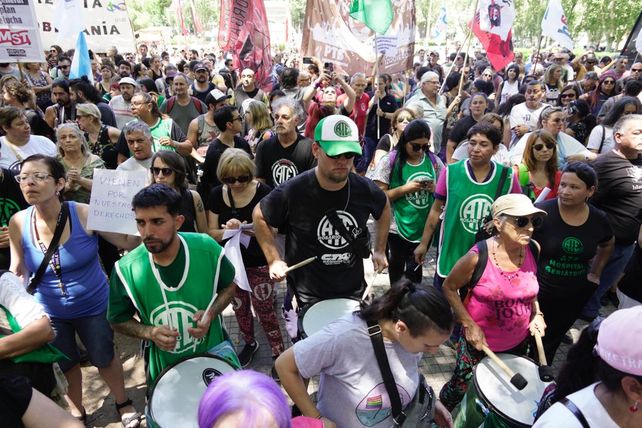 Organizaciones gremiales y sociales marcharon contra el ajuste de Milei.&nbsp;