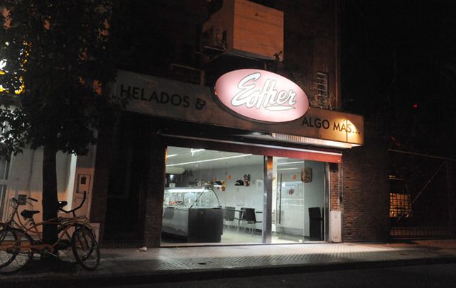 Desquiciados. El robo en la heladería Esther fue el domingo a la noche. El cliente de 33 años que fue baleado está internado en un sanatorio céntrico.