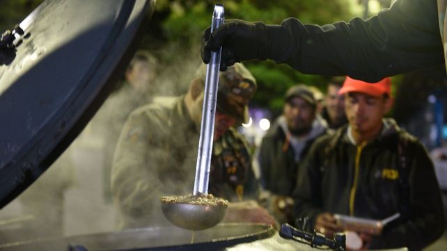A las siete de la tarde comienza el recorrido de los ex combatientes de Malvinas por la ciudad. La gente los espera para recibir una porción de comida caliente.&nbsp;