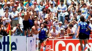 Diego, con los puños apretados, luego de fundirse en un abrazo con Burruchaga y a punto de abrazarse con Jorge Baldano. Detrás, los hinchas ingleses braman de impotencia.