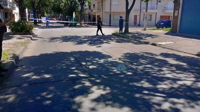 Los delincuentes emboscaron el auto en el que transportaban dinero del Supermercado Unico en Lavalle al 1700.