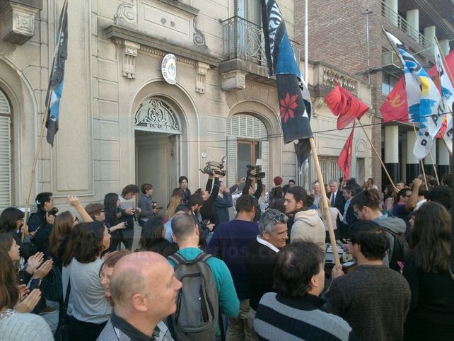 Militantes y familiares de víctimas de la dictadura Cívico Militar aguardan la sentencia a Mazzaferri