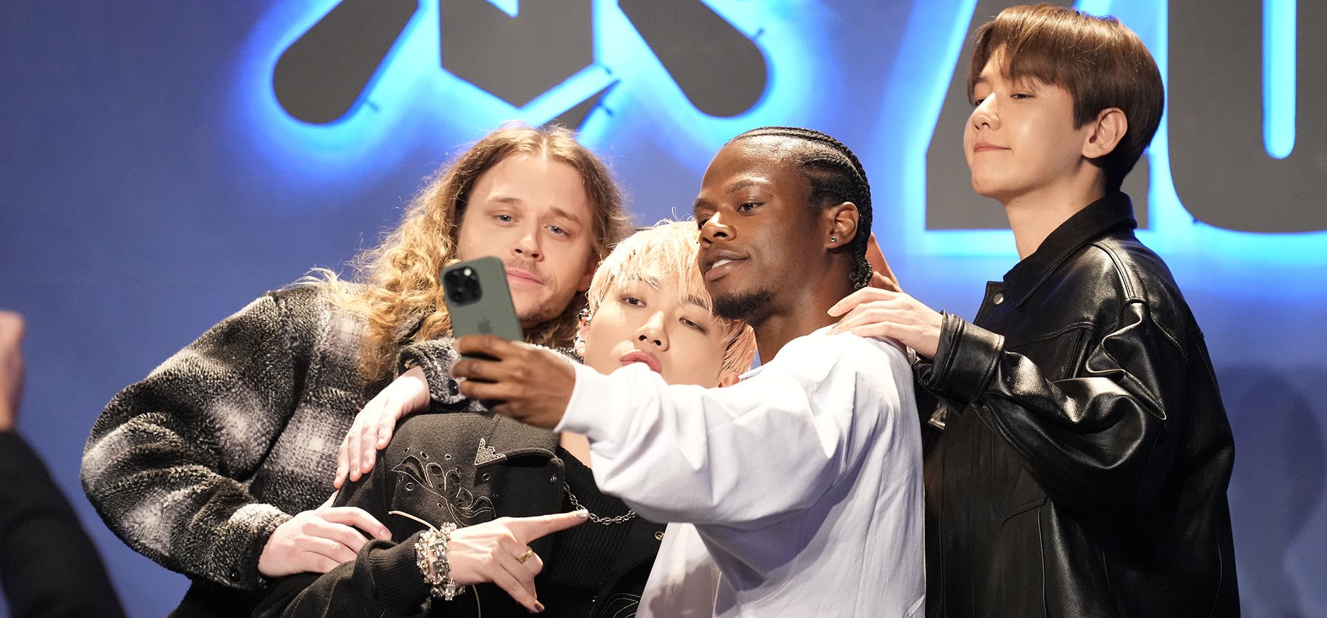 Los artistas Cal Scruby, Ozi, Tobi Lou y BaekHyun, de izquierda a derecha, posan para una selfie durante el día de prensa para el Campeonato Mundial League of Legends 2023 en Seúl, Corea del Sur, el miércoles 15 de noviembre de 2023. La etapa final del 2023 El Campeonato Mundial de League of Legends se llevará a cabo el 19 de noviembre de 2023. (Foto AP/Lee Jin-man) Los artistas Cal Scruby, Ozi, Tobi Lou y BaekHyun, de izquierda a derecha, posan para una selfie durante el día de prensa para el Campeonato Mundial League of Legends 2023 en Seúl, Corea del Sur, el miércoles 15 de noviembre de 2023. La etapa final del 2023 El Campeonato Mundial de League of Legends se llevará a cabo el 19 de noviembre de 2023. (Foto AP/Lee Jin-man)