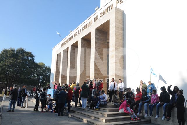 Vecinos del oeste de la ciudad se manifestaron frente a la Municipalidad