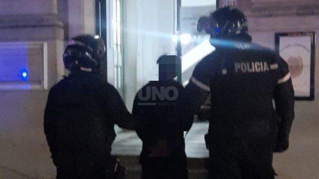 El hombre detenido en el estacionamiento de la Municipalidad El hombre detenido en el estacionamiento de la Municipalidad