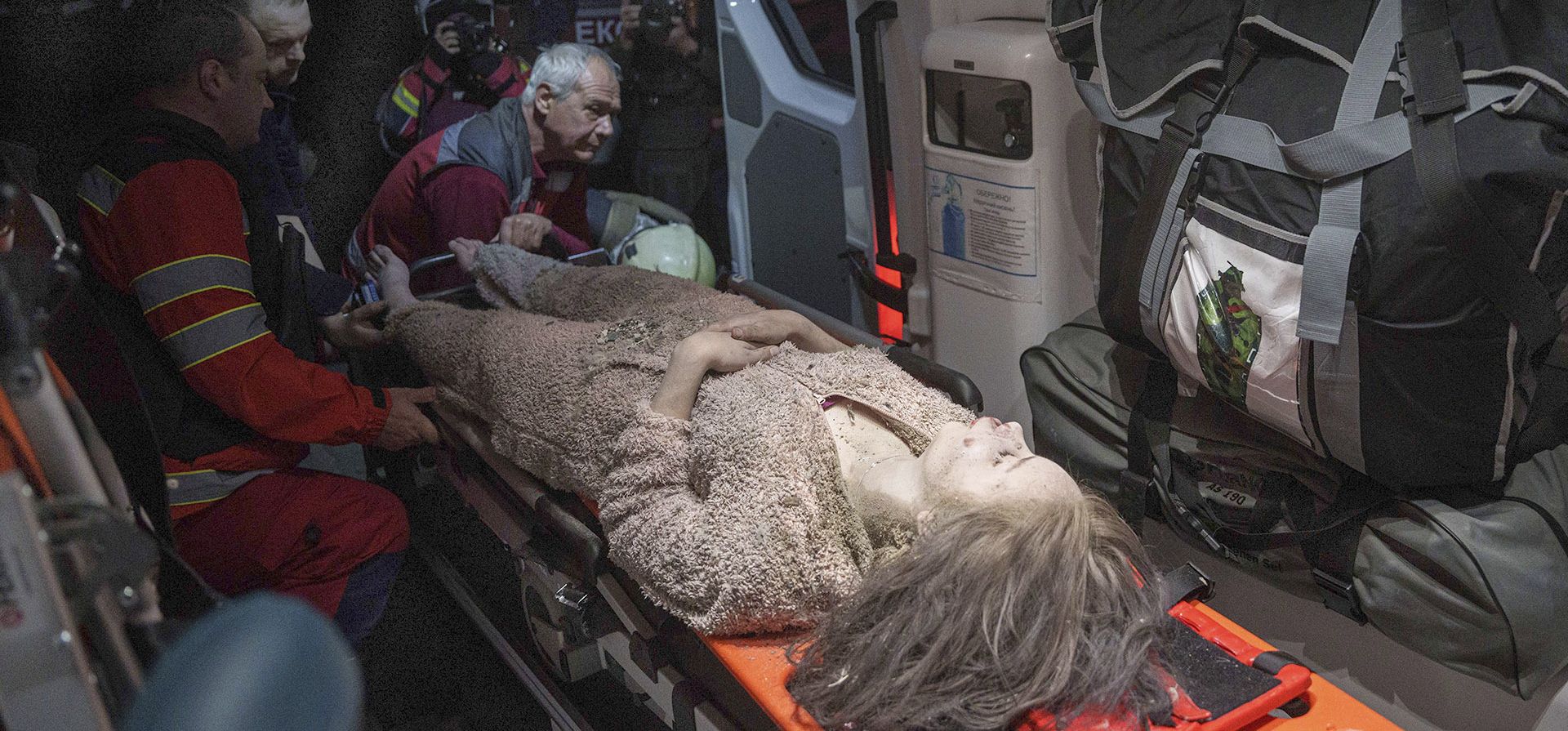 Médicos atienden a una mujer herida en una ambulancia cerca de una casa destruida por un ataque aéreo ruso en un barrio residencial de Kiev, Ucrania, el jueves 24 de abril de 2025. (Foto AP/Evgeniy Maloletka) Médicos atienden a una mujer herida en una ambulancia cerca de una casa destruida por un ataque aéreo ruso en un barrio residencial de Kiev, Ucrania, el jueves 24 de abril de 2025. (Foto AP/Evgeniy Maloletka)