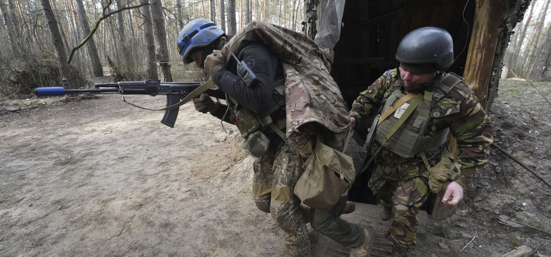Soldados de la Guardia Nacional de Ucrania simulan la evacuación de un camarada herido durante un entrenamiento táctico en un campo de tiro en la región de Kharkiv, Ucrania, el jueves 29 de febrero de 2024. (Foto AP/Andrii Marienko) Soldados de la Guardia Nacional de Ucrania simulan la evacuación de un camarada herido durante un entrenamiento táctico en un campo de tiro en la región de Kharkiv, Ucrania, el jueves 29 de febrero de 2024. (Foto AP/Andrii Marienko)