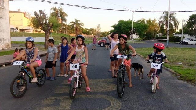 Organizan bicicleteada y carreras de embolsados en el barrio Empleados de Comercio