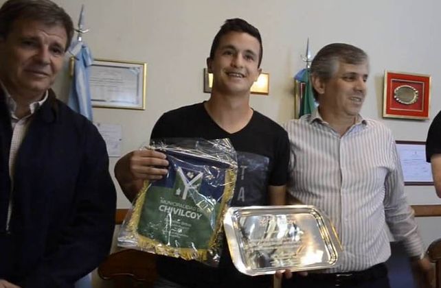 Alegría. Fernando Mengual (segundo izq.) fue premiado por el intendente.