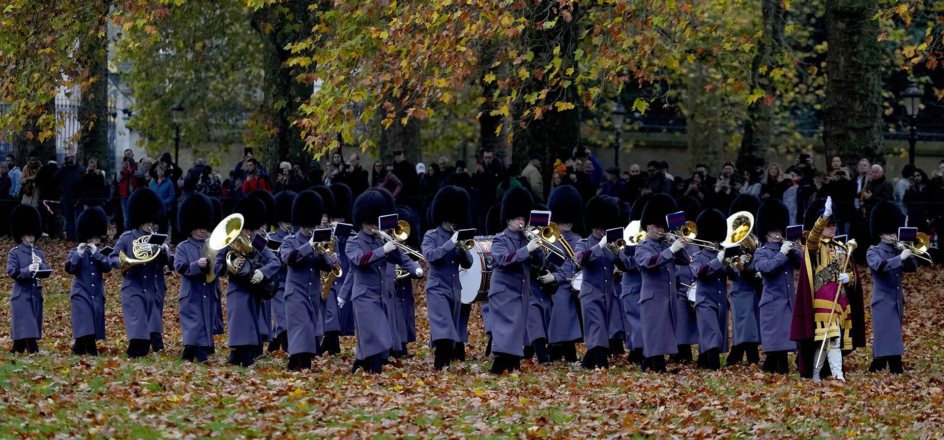 Una banda marcha después de que la Royal Horse Artillery Troop del Rey disparara un saludo real de 41 cañones para conmemorar el 74 cumpleaños del rey Carlos III, en Green Park en Londres, el lunes 14 de noviembre de 2022.