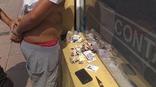 El delincuente con la playa sustraída y el arma blanca que utilizó.&nbsp;