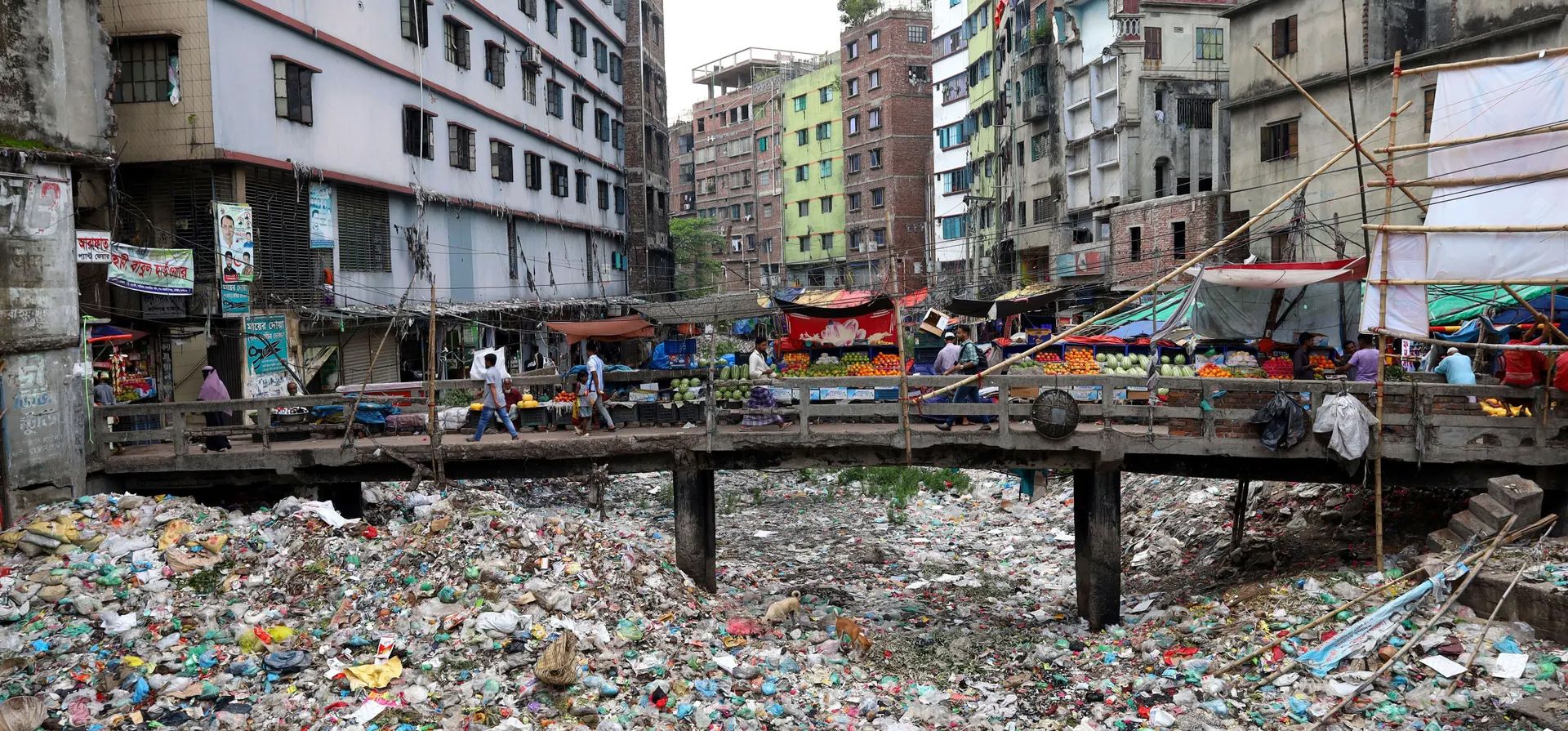 Un canal en el distrito de Keraniganj, en Daca, que se ha llenado de basura de casas y tiendas cercanas, Dhaka, Bangladesh. Fotografía: Syed Mahabubul Kader/ZUMA Press Wire/REX/Shutterstock Un canal en el distrito de Keraniganj, en Daca, que se ha llenado de basura de casas y tiendas cercanas, Dhaka, Bangladesh. Fotografía: Syed Mahabubul Kader/ZUMA Press Wire/REX/Shutterstock