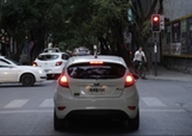 Cruce en rojo. Esta infracción atenta directamente contra la seguridad vial.