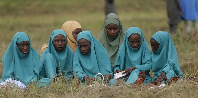 Niñas musulmanas observan durante las oraciones de Eid al-Fitr en un área abierta al aire libre en Lagos, Nigeria, el lunes 2 de mayo de 2022, al final del mes sagrado del Ramadán.