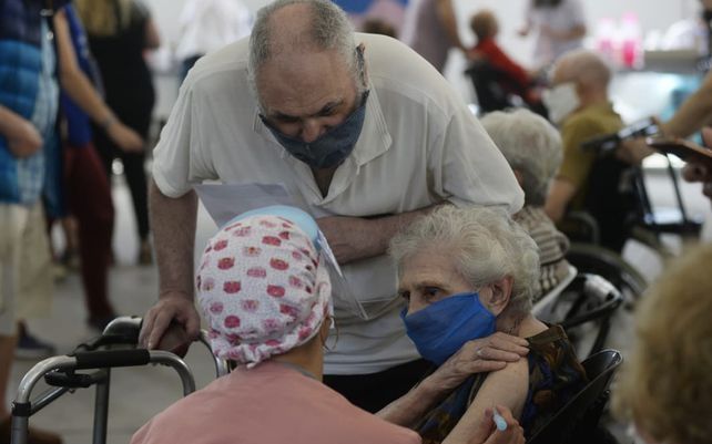 En imágenes: comenzó la vacunación a mayores de 90 años en la ex Rural