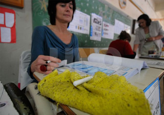 Trapo y tiza. Un delegado de la Justicia Nacional Electoral les entregó a cada una de las autoridades estos elementos para hacer el escrutinio. / José Busiemi.