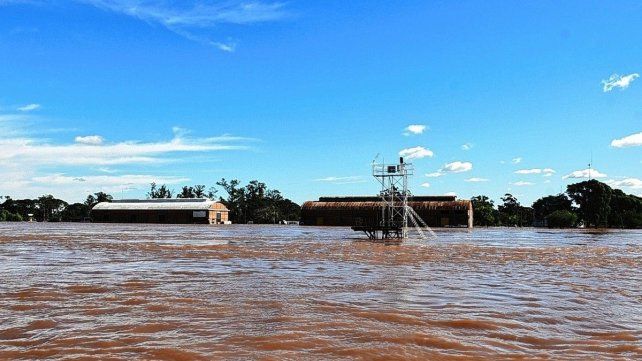 La vista de la costanera de Concordia tapada completamente tras el avence de las aguas en las costas.