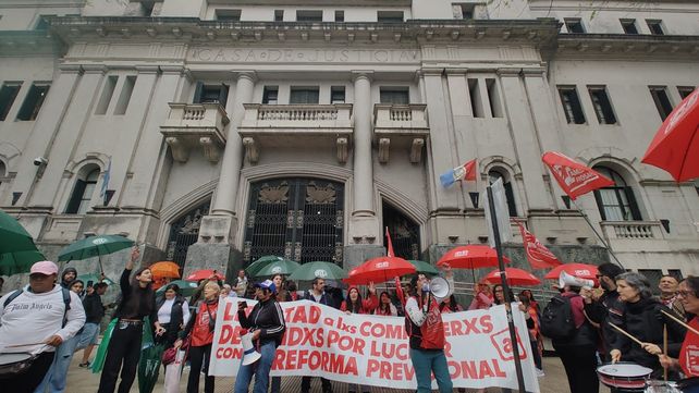 Manifestantes se movilizaron en Santa Fe para exigir la liberación de los detenidos por los incidentes en la Legislatura cuando se debatía la reforma previsional.&nbsp;