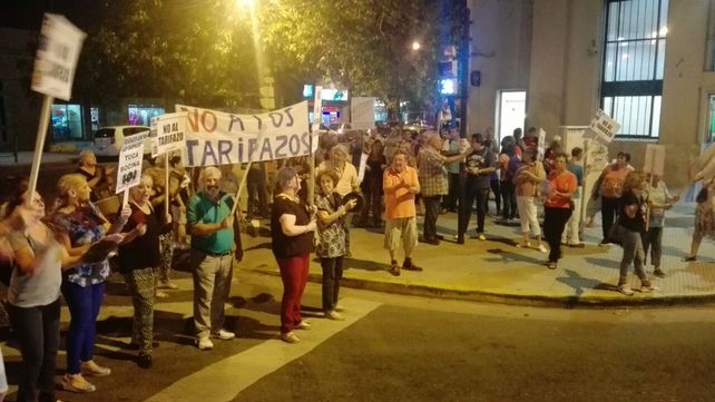 Rosario se manifestó contra los tarifazos con un ruidazo que se escuchó en toda la ciudad