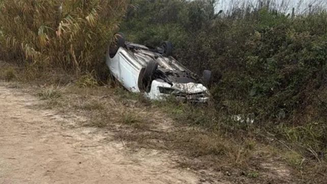 El remís de Raúl Eduardo Ruiz quedó volcado en un cañaveral cerca de Arocena.