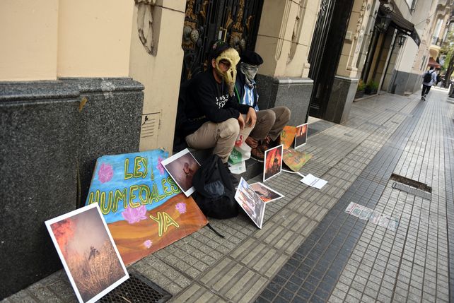 Ambientalistas se encadenaron en la puerta de la Sociedad Rural de Rosario en reclamo de la ley de humedales