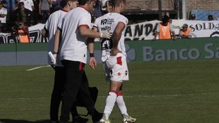 Martino fue uno de los causantes de la remontada de Riestra y luego dejó el campo de juego con visibles molestias.
