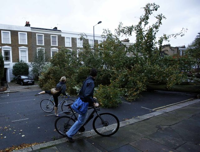 Por el fuerte temporal que afecta a Inglaterra y Gales al menos 130 vuelos fueron cancelados