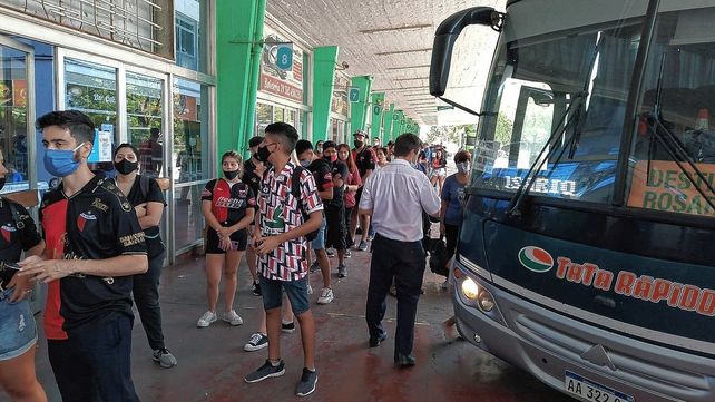 Hinchas sabaleros ya viajan a Paraná: salen colectivos cada 15 minutos