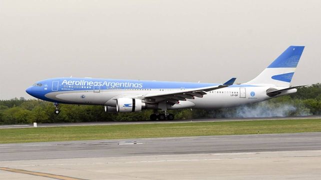 El Airbus de Aerolíneas toca suelo argentino en el aeropuerto internacional de Ezeiza.